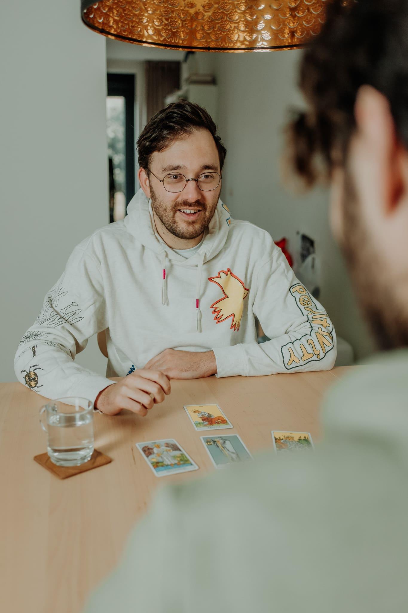 Jordi de coach aan tafel met een klant